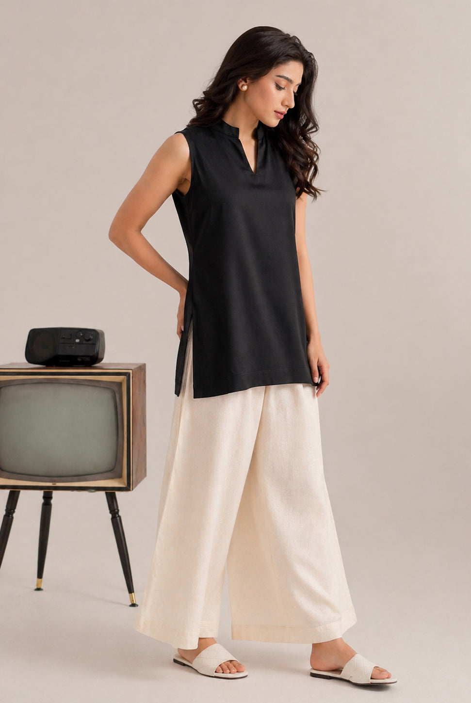 Laalzari midnight black sleeveless linen kurta and off-white palazzo set for women — side view