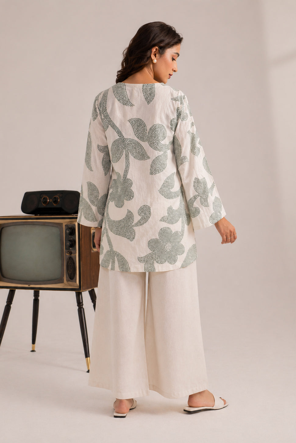 Laalzari sage green leaf print linen kurta for women — print detail
