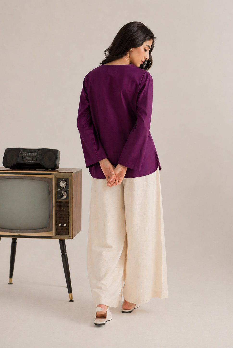 Laalzari royal plum V-neck linen kurta for women — neckline detail