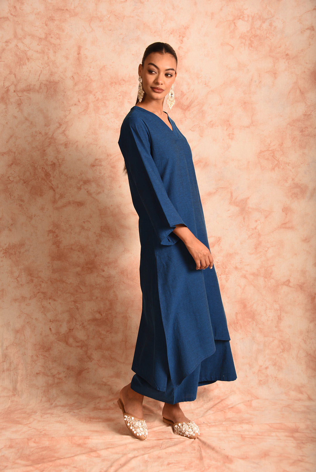 Laalzari solid blue V-neck linen kurta for women — neckline detail