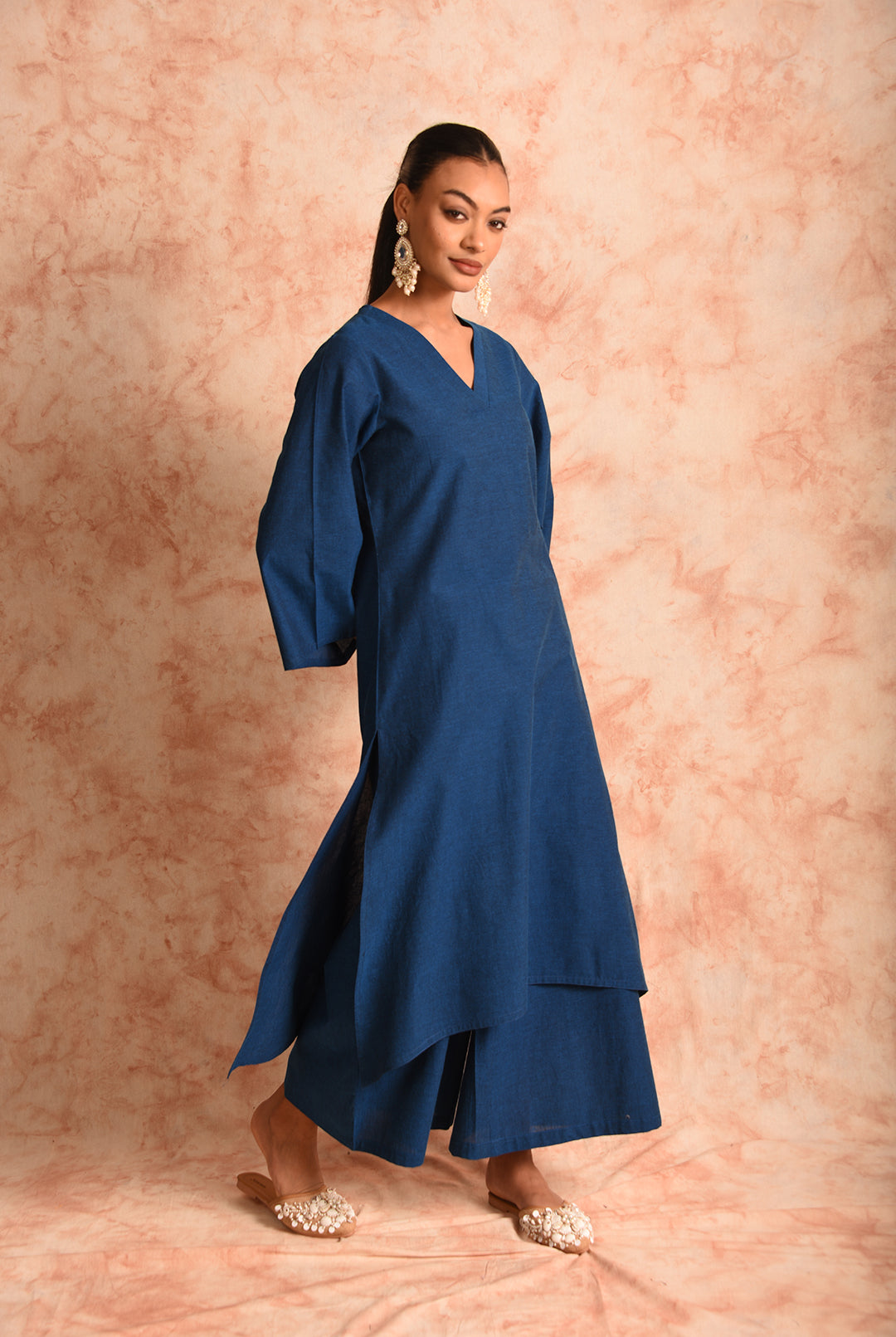 Laalzari solid blue V-neck linen kurta for women — side view