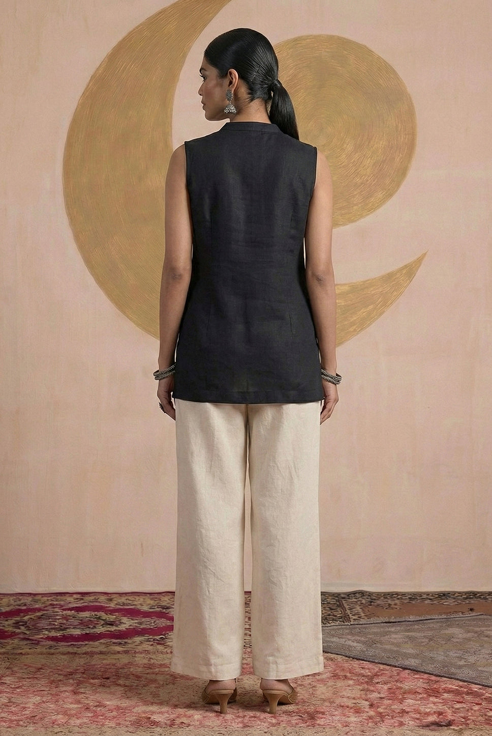Laalzari midnight black V-neck sleeveless linen kurta for women — neckline detail