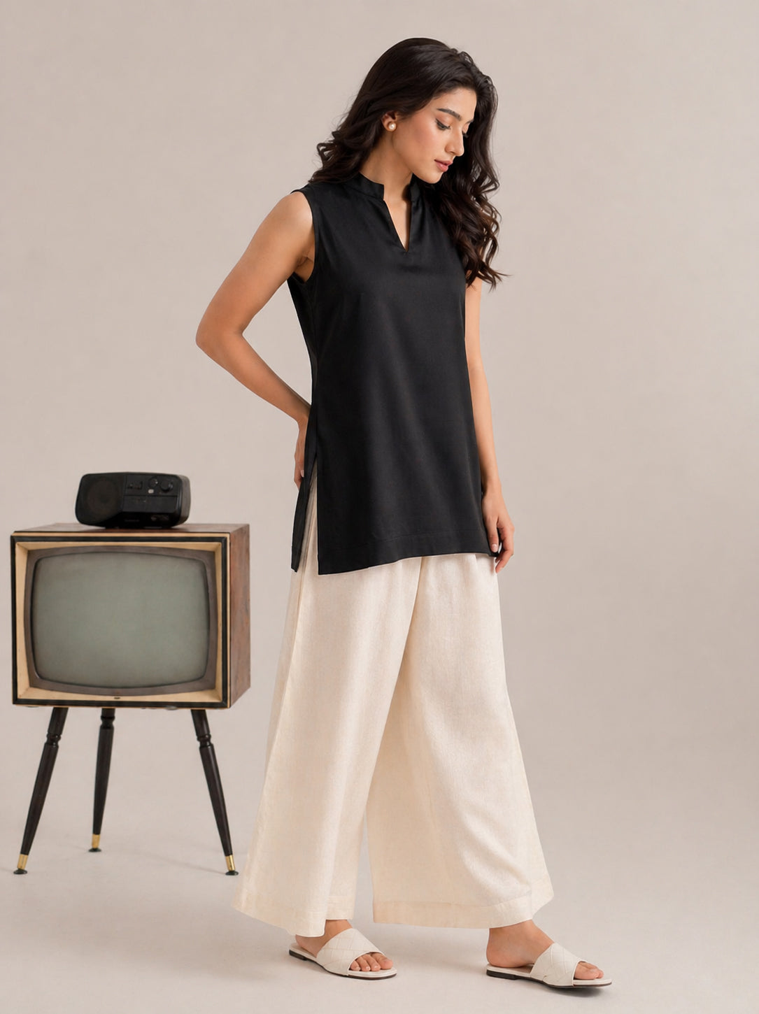 Laalzari midnight black sleeveless linen kurta and off-white palazzo set for women — side view